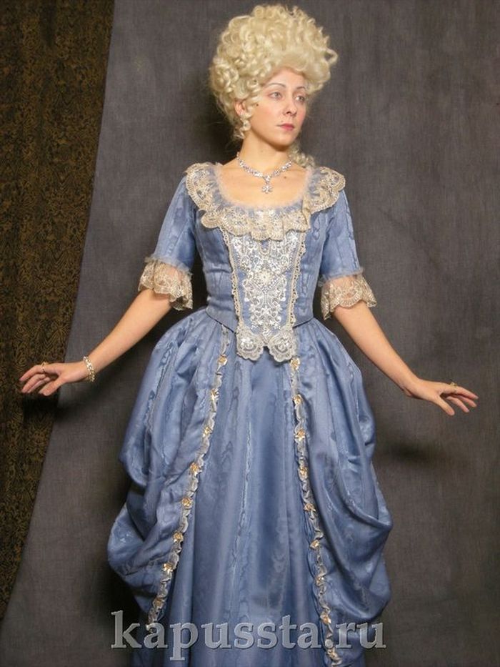 Платье голубое с вышивкой в парике